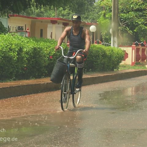 Varadero - Santa Clara 003 Kuba, Cuba, Radfahrer im Regen
