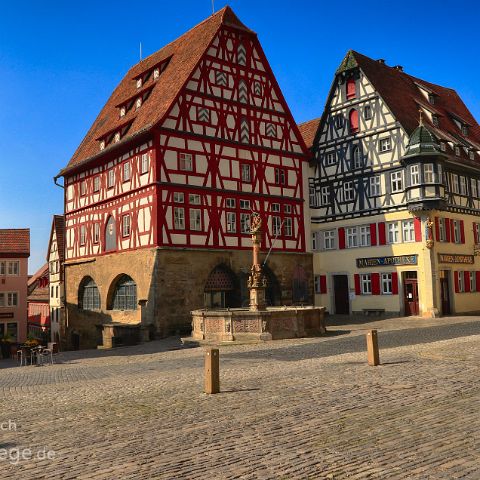 Altmuehl Oberlauf - suedliches Mittelfranken 006 Rothenburg ob der Tauber - Georgenbrunnen, Fleischhaus und Marienapotheke