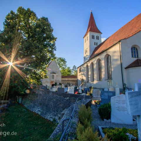 Anlautertal - Thalmaessing - Greding 004 Greding - Die romanische Martinsbasilika (Ende 11. Jhrd) ist das Wahrzeichen der Stadt mit der Michaelskapelle (Beinhaus) und der gewaltigen alten Linde