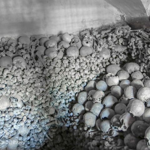 Anlautertal - Thalmaessing - Greding 005 Greding - Der Karner (Beinhaus) mit den sterblichen Überresten von ca. 2.500 Menschen wurde im 14. Jhrd vermutlich aus Platzmangel innerhalb des ummauerten...