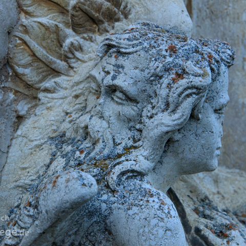 Anlautertal - Thalmaessing - Greding 006 Greding - Am Südportal der Kirche zeigt sich der Januskopf - ein junges und ein altes Gesicht in einer Figur - als Symbol der Vergänglichkeit des Lebens