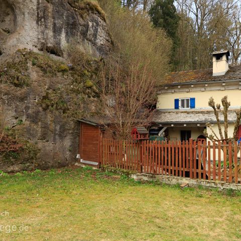 Schambachtal Altmannstein Riedenburg 010 Schamhaupten - Jurahaus im Schutz eines Felsens an der Schambachquelle