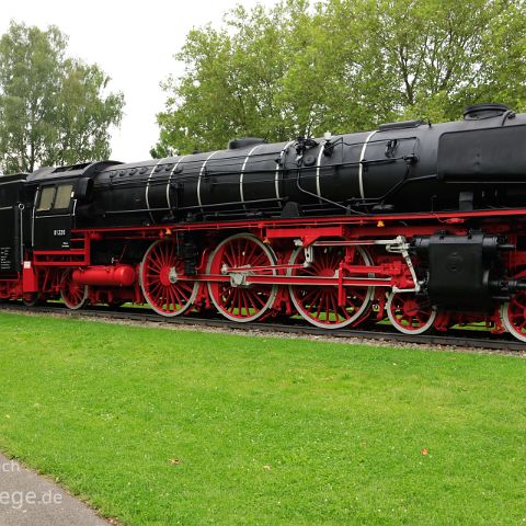 Altmuehltal West 002 Treuchlingen - Schnellzuglokomotive 01 220 (1937), nach 4,5 Mio gefahrenen km fand die Lok hier 1969 ihren Standplatz