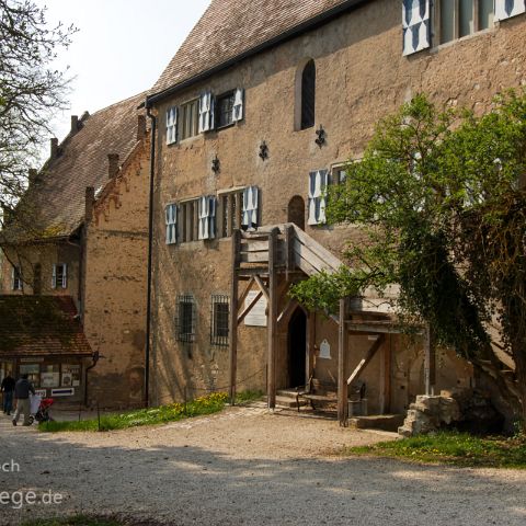 Altmuehltal West 010 Burg Pappenheim - Die Burg ist der Stammsitz der Grafen zu Pappenheim. Er kämpfte im 30ig jährigen Krieg unter Wallenstein. Schiller machte den Namen...