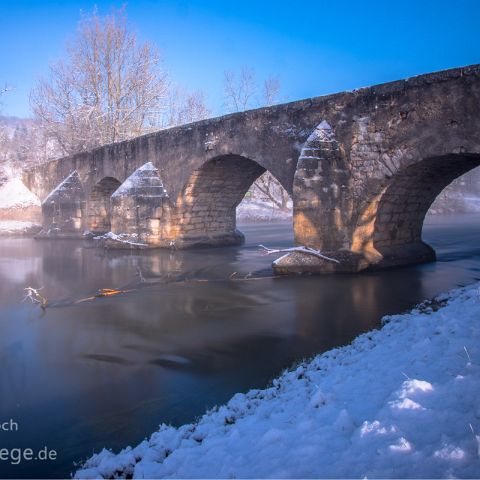 Altmuehltal Mitte 005 Römerbrücke bei Pfünz - Vier Rundpfeiler umspannen den Fluss. Sie sind aus Bruchsteinen gemauert.