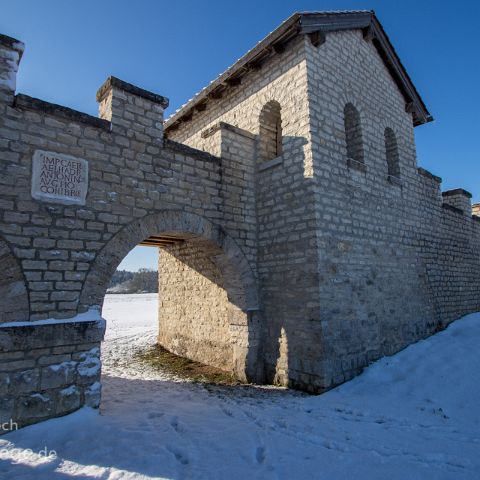 Altmuehltal Mitte 010 Pfünz - Römerkastell, Die komplette Nordmauer des Kastells mir den Türmen und den Toren wurde 1992-94 wieder aufgebaut.