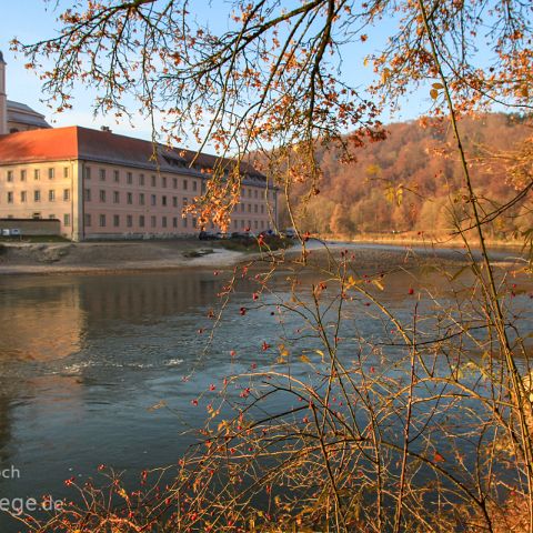 Donaudurchbruch-Kelheim 002 Kloster Weltenburg, 817 ist das Kloster bereits in die Liste der fränkischen Reichsklöster eingetragen - 788 soll es bereits an Karl den Großen gefallen sein