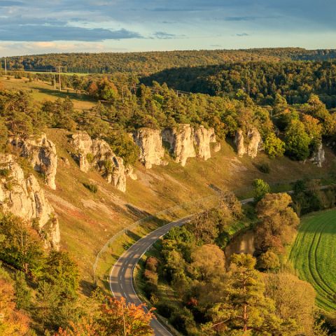 Altmuehl-16x9 006 Solnhofen, 12 Apostel - Von den „Zwölf Apostel“ bietet sich ein einmaliger Ausblick auf das Solnhofer Tal.