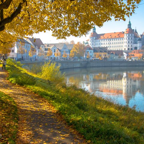 Altmuehl-16x9 008 Neuburg an der Donau - Goldender Oktobertrag mit Blick auf das Reinaissanceschloss (1527-1538)