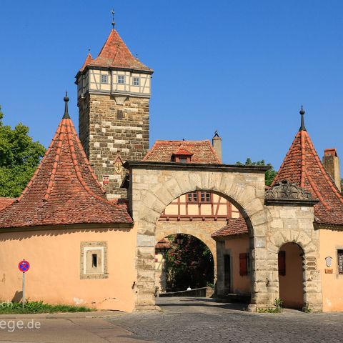 Altmuehl Oberlauf - suedliches Mittelfranken 002 Rothenburg ob der Tauber - Durch das Rödertor in die mittelalterliche Altstadt - mit 10 Mio Gästen eine der meistbesuchten in Deutschland