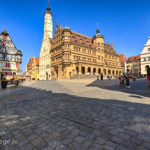 Altmuehl Oberlauf - suedliches Mittelfranken 004 Rothenburg ob der Tauber -Marktplatz im Corona Lockdown mit Renaissance Rathaus. 220 Stufen führen hinauf auf den Rathausturm