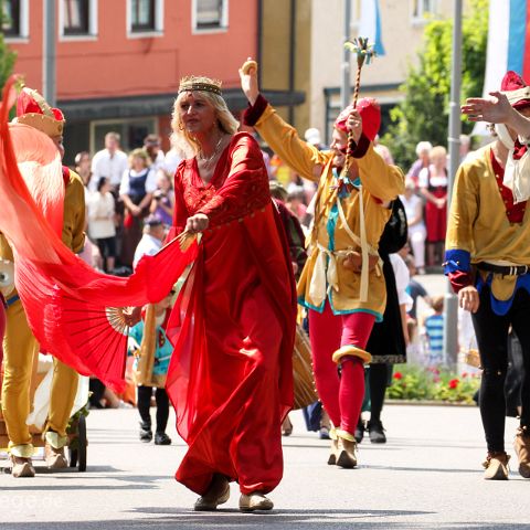 Neuburg Urdonautal 007 Neuburg - Schlossfest - Ein berauschender Festumzug ist einer der Höhepunkte