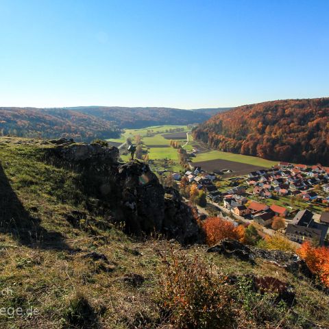 Altmuehltal Mitte Ost 007 Enkering -Gipfel des Schellenbergs, über 4.000 Jahre scheint der Berg bewohnt gewesen zu sein - ein archäologischer Weg führt entlang der zwei Wallanlagen