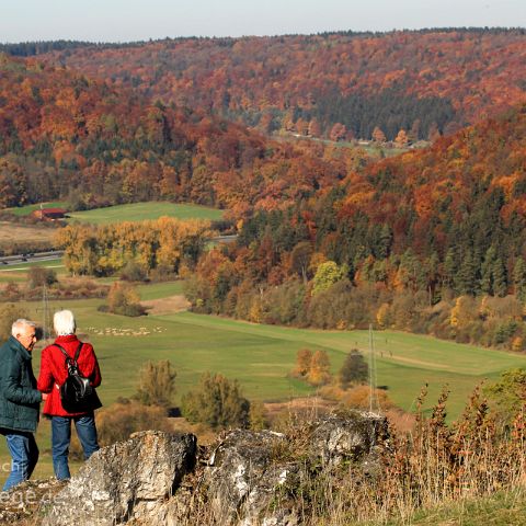 Altmuehltal Mitte Ost 009 Enkering - Wanderer auf dem Schellenberg