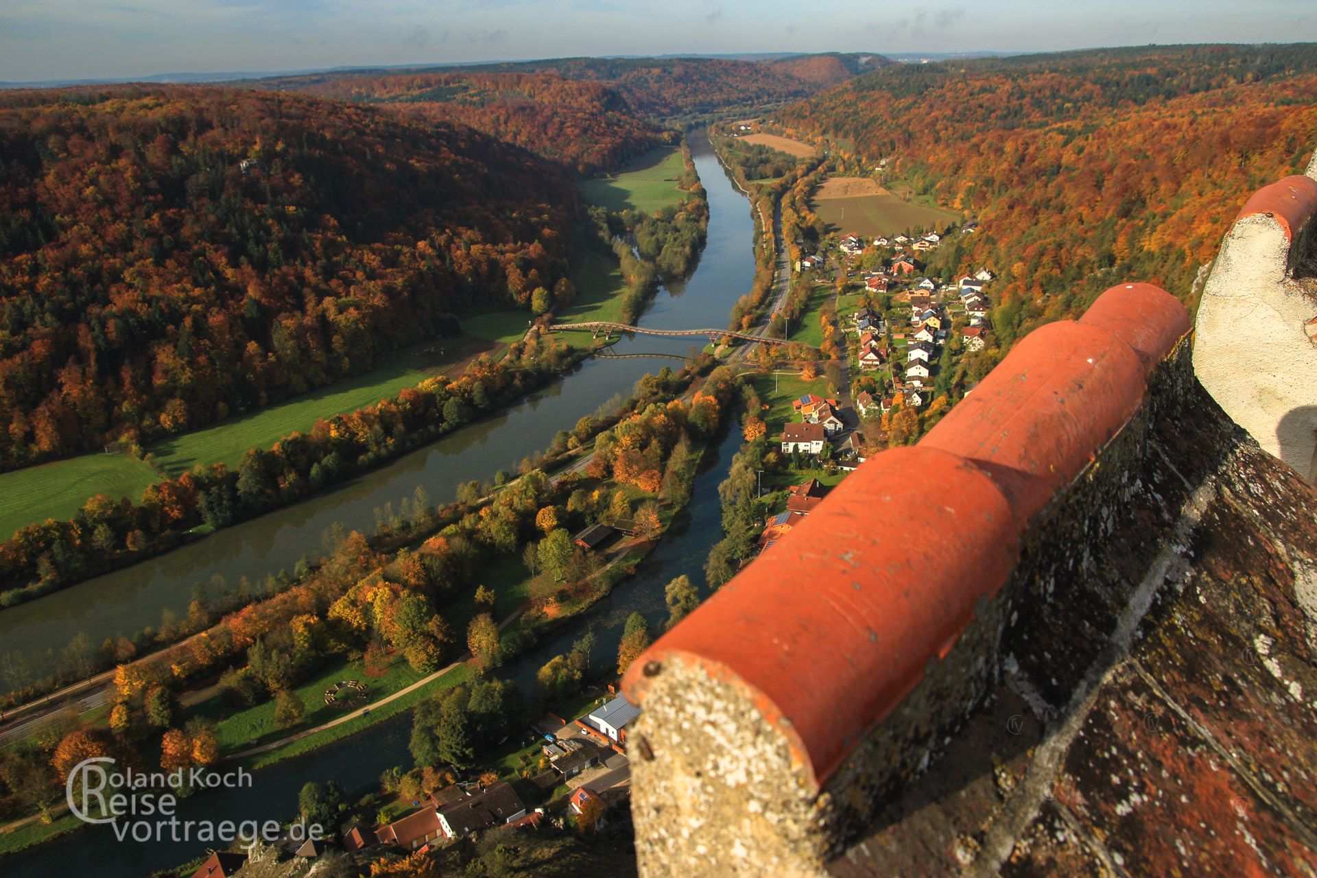 Unteres Altmühltal, Blick von Burgruine Randeck auf die Holzbrücke Tatzlwurm