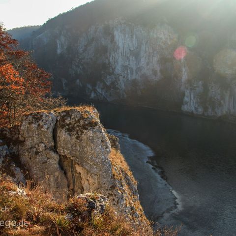 Donaudurchbruch-Kelheim 010 Donaudurchbruch, Lange gab es Pläne um die Schiffbarmachung der Oberen Donau bis Ulm. So dachte man über eine Staustufe bei Kelheim und in den 1970ern darüber...