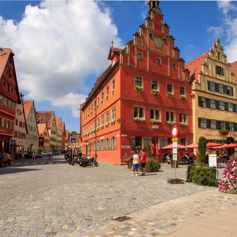 Altmuehl-16x9 002 Dinkelsbühl - Der Markplatz mit dem Deutschen Haus (1593) - gilt als Höhepunkt des deutschen Fachwerkbaus