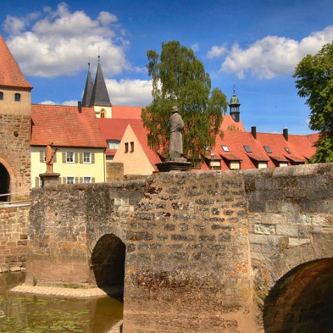 Altmuehl-16x9 003 Herrieden - Altmühl Brücke und Storchenturm (1340) - auch hier ist der Storchturm mit brütenden Störchen besetzt (km 58)