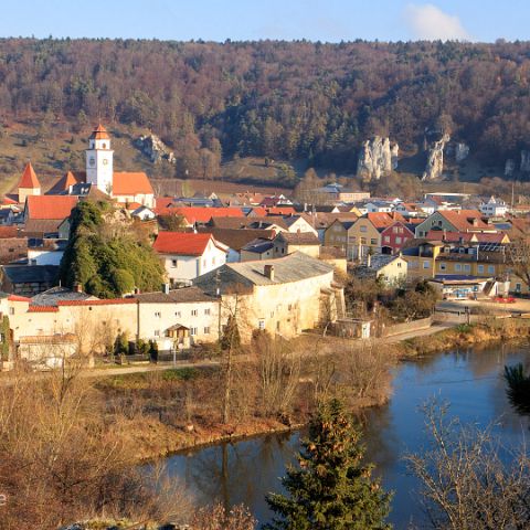 Altmuehl-16x9 007 Der Blick auf das mit einer mittelalterlichen Mauer umgebene Dollstein ist überwältigend