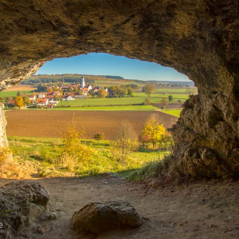 Altmuehl-16x9 009 Rennertshofen - Mauerner Höhle - Eine Venusfigur aus Tierknochen, die hier gefunden wurde ist bereits 27.000 Jahre alt.