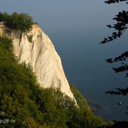 Rügen - Bilder - Sehenswürdigkeiten - Ausflugsziele Faszinierende Bilder aus Rügen, dem Nationalpark Jasmund mit den berühmten Kreidefelsen, Sellin, den Rasenden Roland,...