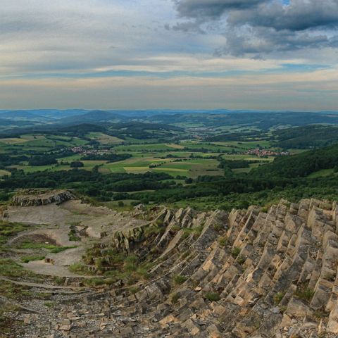 Panorama 3x1 007 Basaltbloecke, Abtsrodaer Kuppe, Biosphaerenreservat, Rhoen