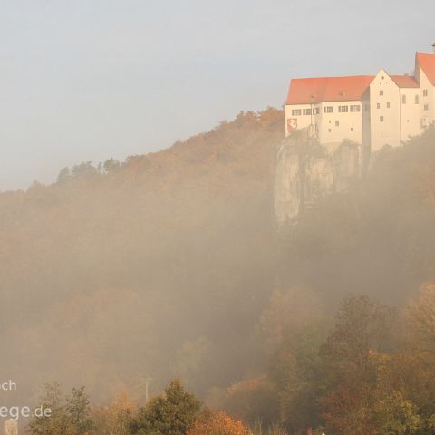 Sehnsuchtsorte in Deutschland 006 Herbstfaerbung, Morgennebel, Burg Prunn, NP Altmuehltal, Bayern, Deutschland Bavaria, Germany