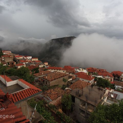 Mittelgriechenland 008 Schlechtwetterfront , das Orakel von Delphi lebt noch, Delphi, Mittelgriechenland, Griechenland, Delfoi, Greece