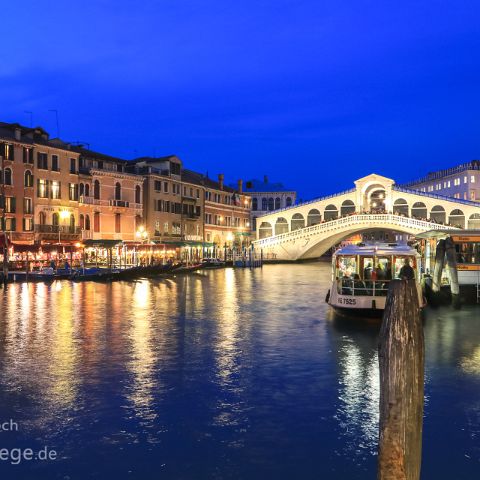Venedig 003 Blaue Stunde, Ponte Rialto, Rialtobruecke, Canale Grande, Venedig, Venice, Venecia, Venetien, Italien, Italia, Italy