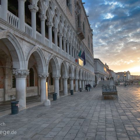 Venedig 009 Sonnenaufgang, Dogenpalast, San Marco, Markusplatz, Venedig, Venice, Venecia, Venetien, Italien, Italia, Italy