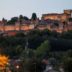 Marken - Bilder - Sehenswürdigkeiten - Fotos - Pictures - Stockfotos Faszinierende Reisebilder aus den Marken. Die Burg von Gradara und ein wunderbarer Steilküstenabschnitt südlich von...