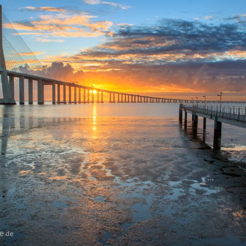 Lissabon 001 Sonnenaufgang an der Vasco da Gama Brücke über den Tejo Mt 17,2 km Länge die Zweitlängste Brücke Europas