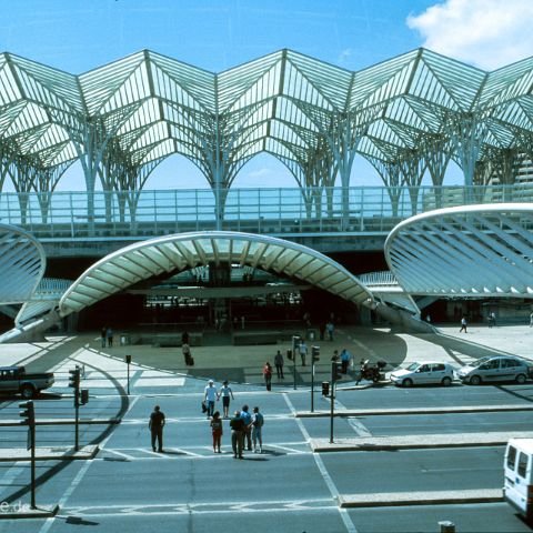 Lissabon 003 Auch con aussen ist der Bahnhof Oriente sehenswert. Die Überdachung der Gleise soll wie ein Wald wirken.