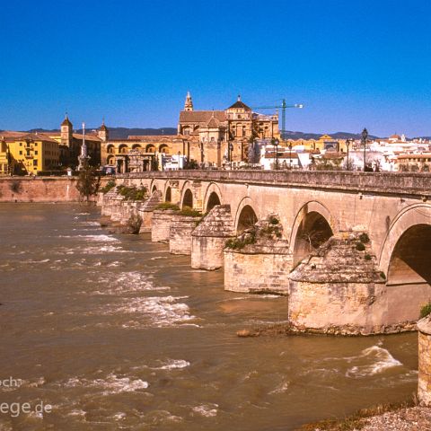 Cordoba 001 Bruecke ueber den Guadalquivir, Andalusien, Andalusia, Andalucia, Spanien, Espana, Spain