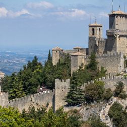 San Marino - Bilder - Sehenswürdigkeiten - Pictures - Stockfotos Faszinierende Reisebilder aus San Marino. 3 Burgen auf de Gipfeln des Monte Titano bilden das Herz des nur 60km² großen...
