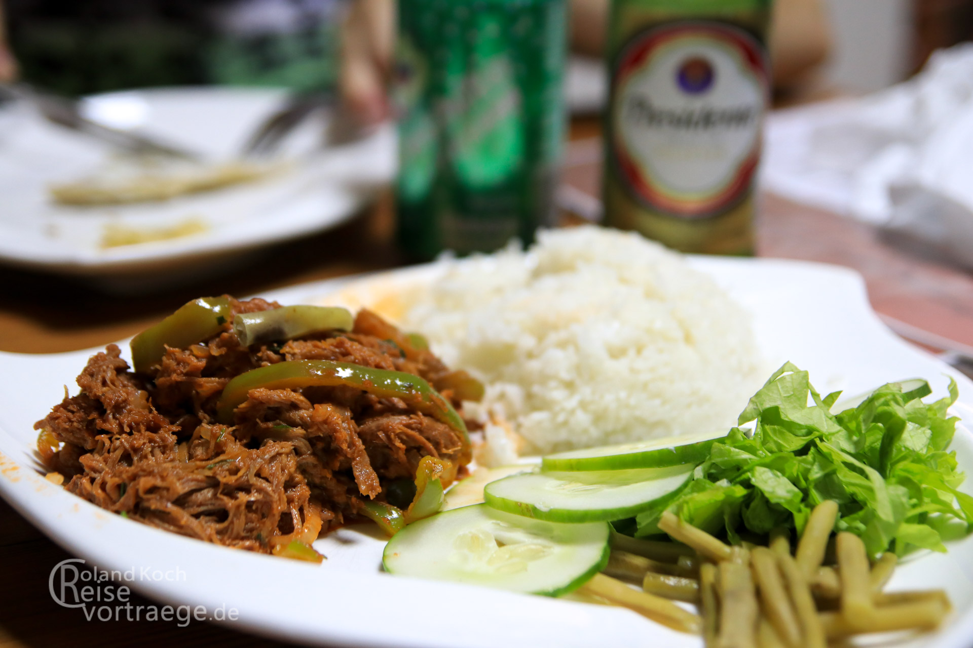 Typisch kubanisches Gericht - Ropa Vieja Rindfleischstreifen mit Bohnen und Reis